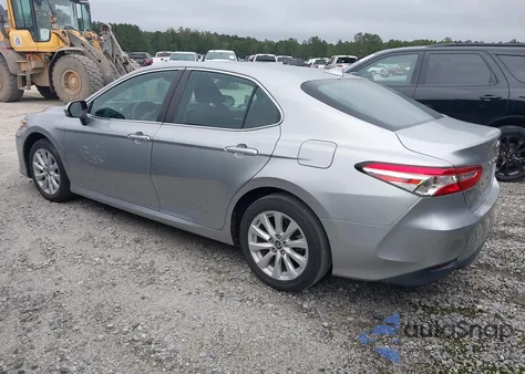 2020 Toyota Camry Le z USA, uszkodzony, nr VIN 4T1C11AK9LU960376